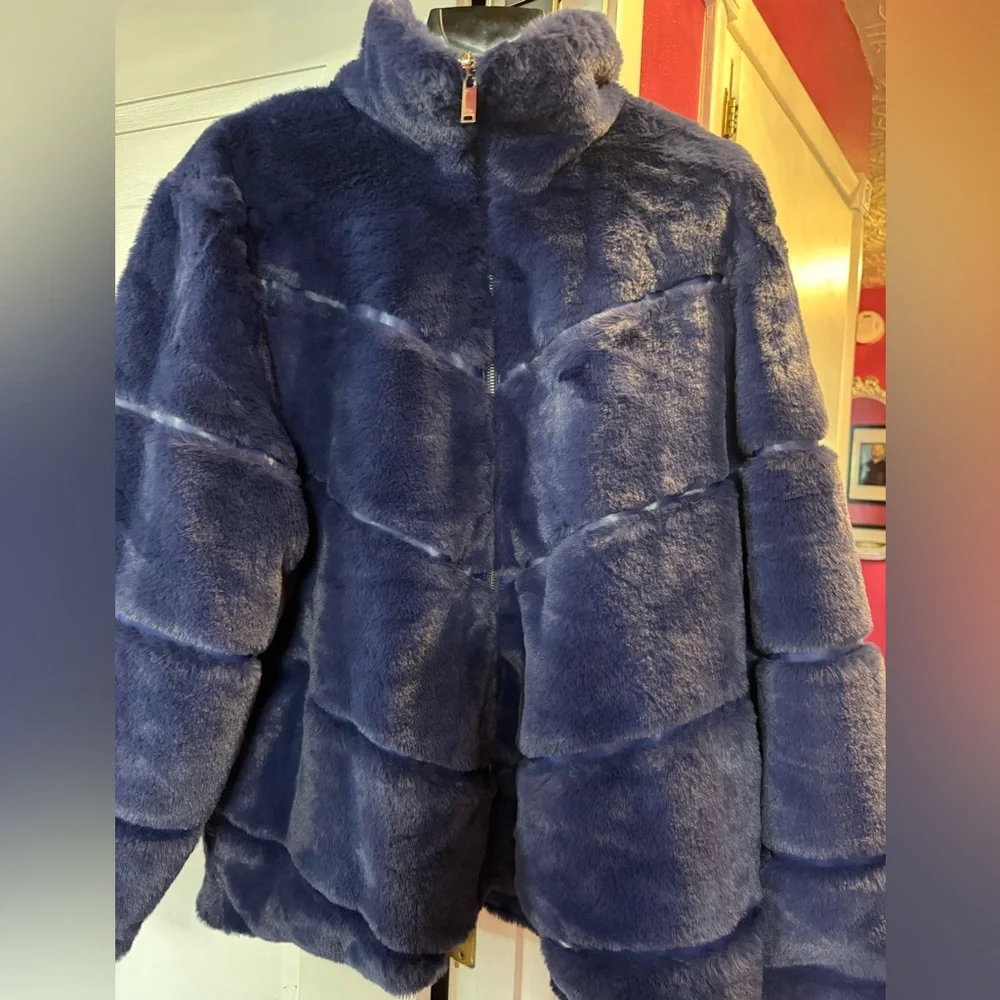 Women's Blue Faux Fur Reversible Jacket - NEW! - Picture 4 of 14